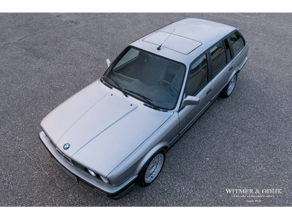 Image 13/50 de BMW 320i Touring (1989)