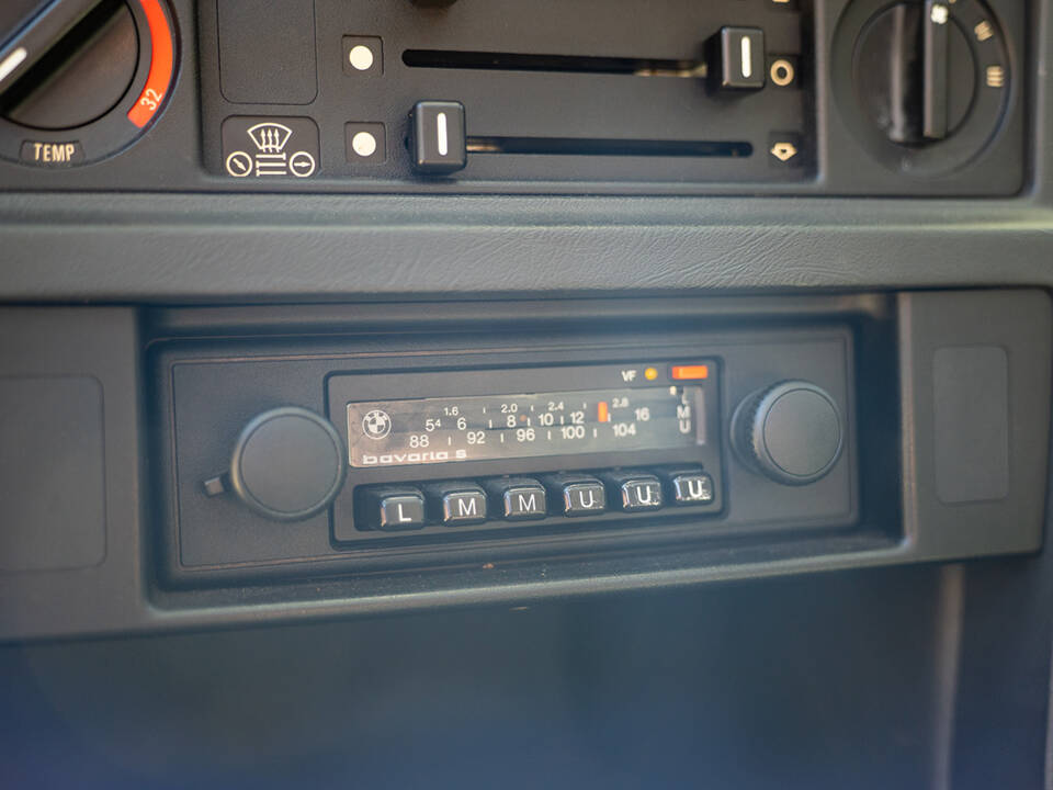 Image 47/63 of BMW 528i (1984)