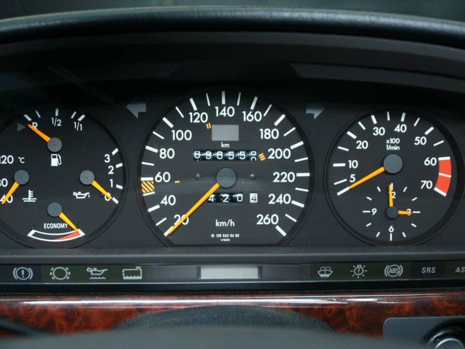 Immagine 17/50 di Mercedes-Benz 560 SEC (1990)