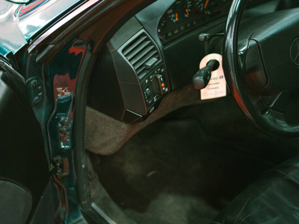 Image 40/50 of Mercedes-Benz SL 320 (1995)