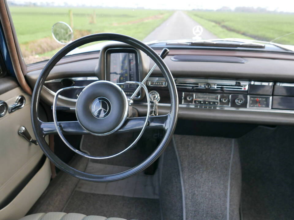 Image 27/39 of Mercedes-Benz 200 (1967)