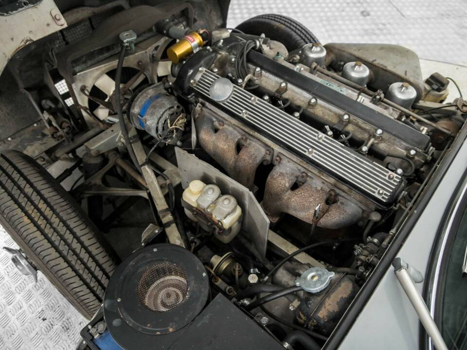 Image 35/47 de Jaguar E-Type (1969)