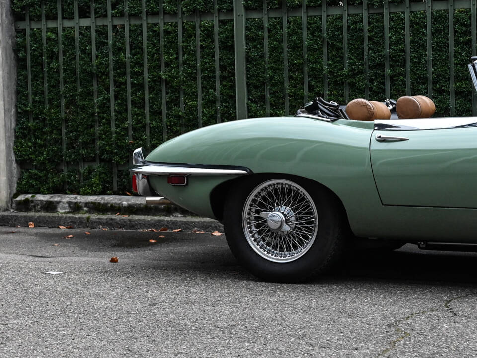 Image 12/60 de Jaguar E-Type (1970)