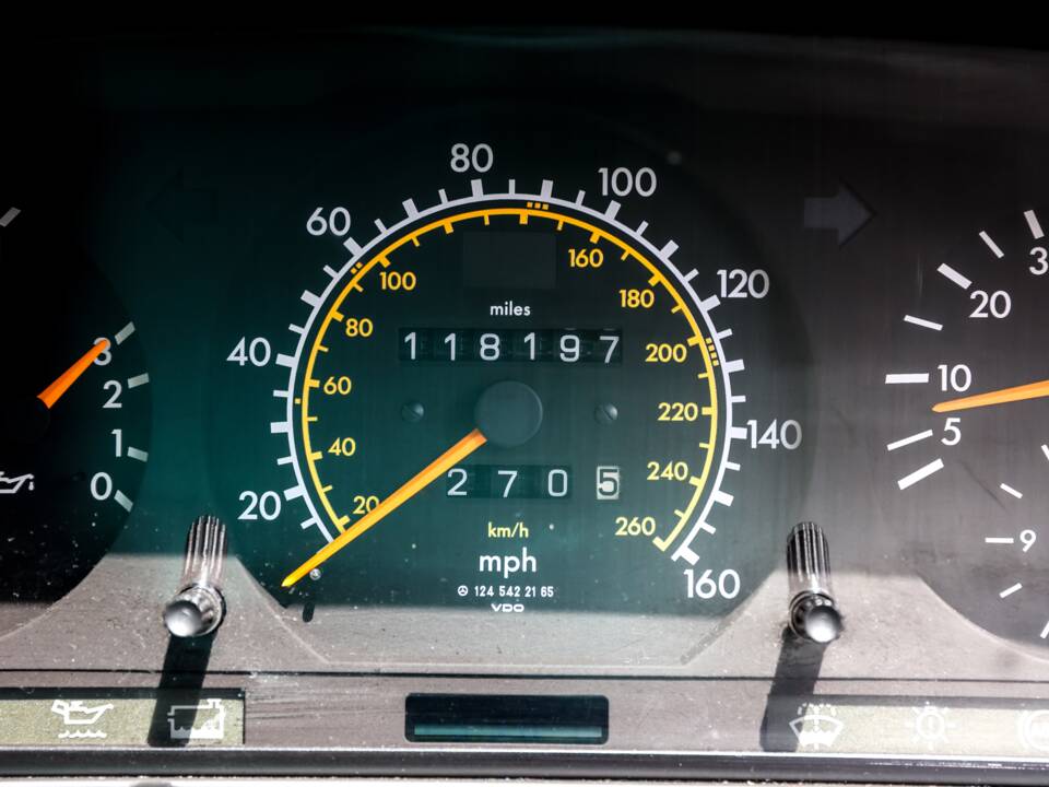Image 33/37 of Mercedes-Benz E 320 (1995)