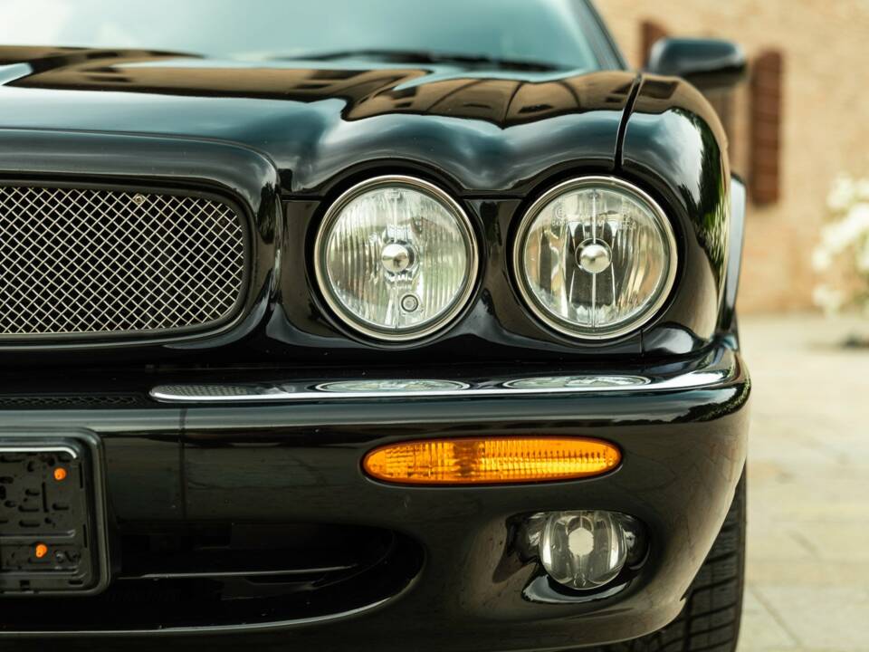 Image 16/50 of Jaguar XJR 4.0 (2000)