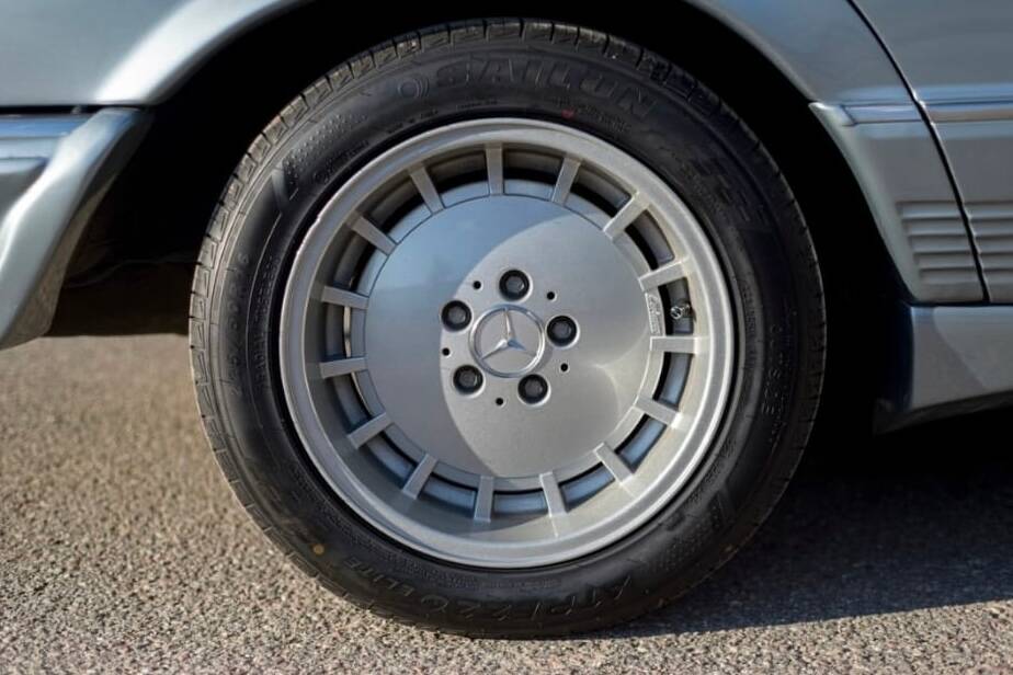 Image 88/100 of Mercedes-Benz 500 SEL (1983)