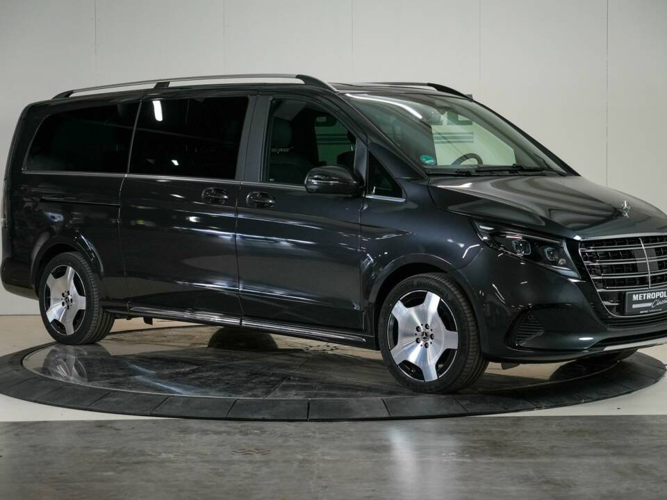 Image 17/50 de Mercedes-Benz V 300 d (2025)