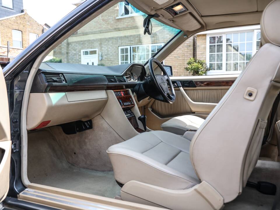 Image 32/37 of Mercedes-Benz E 320 (1995)