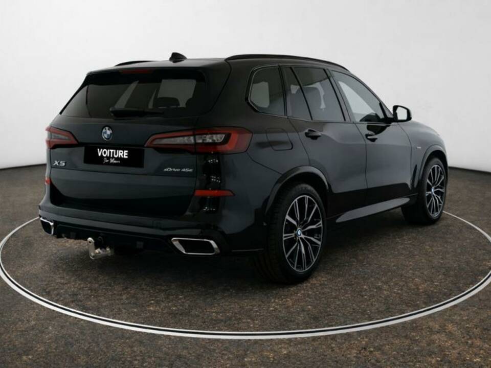 Image 2/9 of BMW X5 xDrive45e (2022)