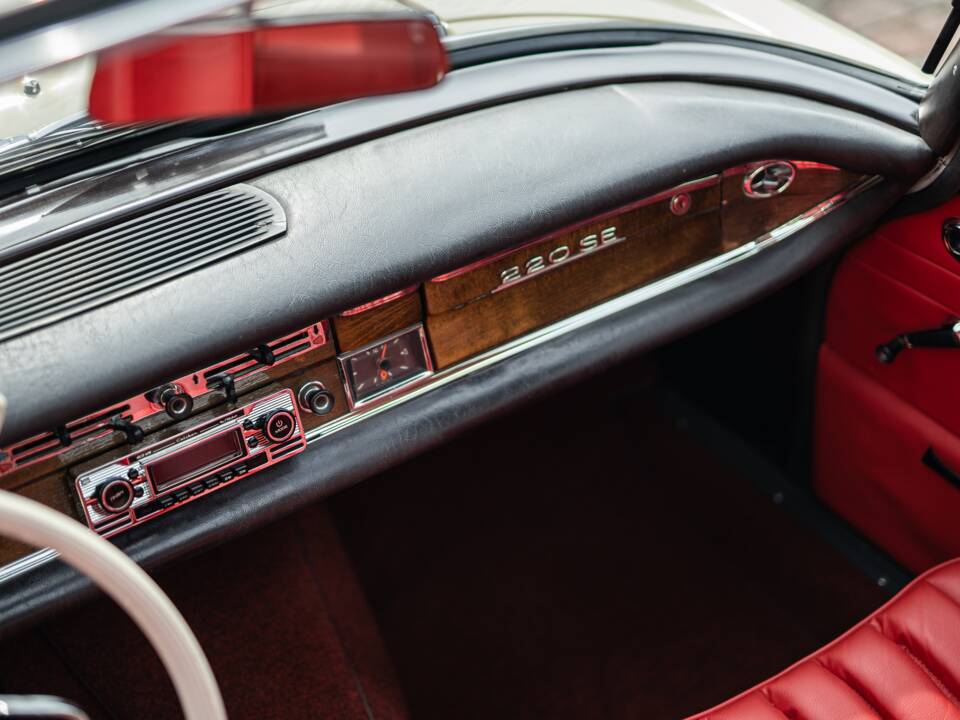 Image 31/42 of Mercedes-Benz 220 SE b (1965)