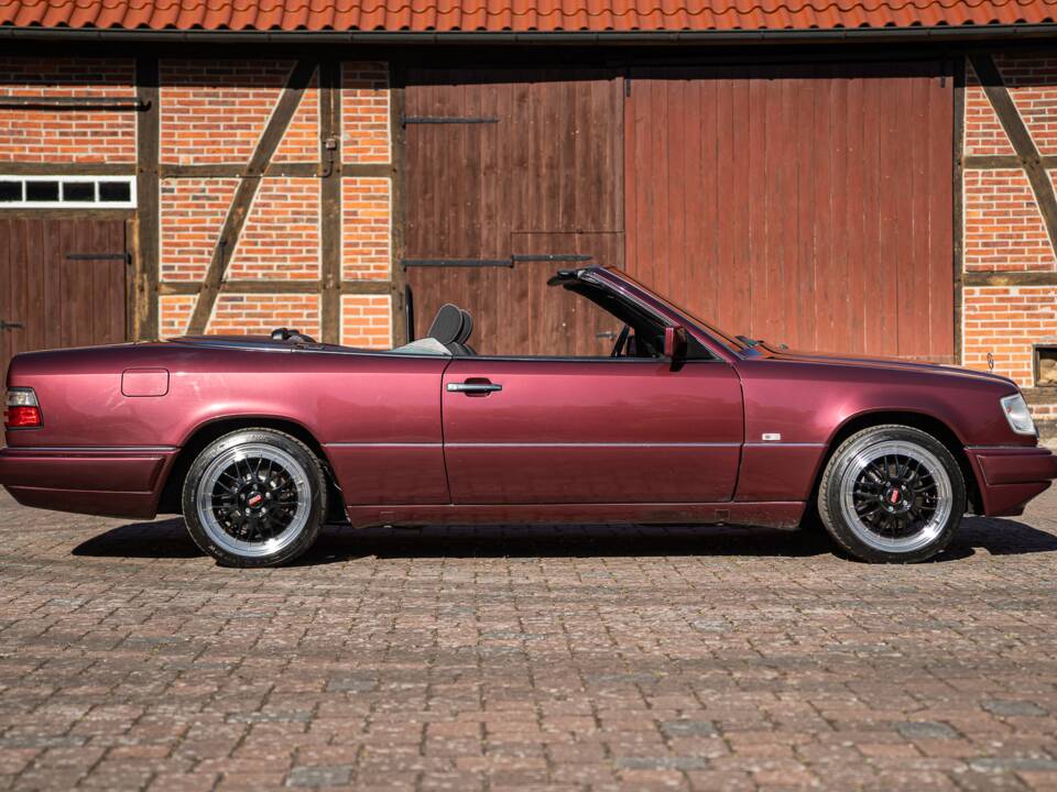 Bild 13/42 von Mercedes-Benz E 200 (1997)