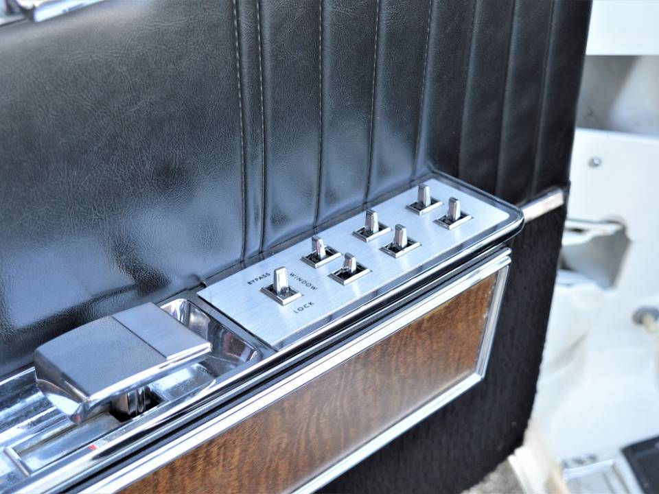 Image 32/50 of Lincoln Continental Convertible (1967)