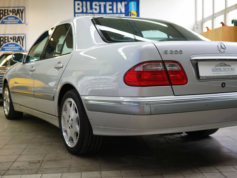 Bild 9/38 von Mercedes-Benz E 200 Kompressor (2001)