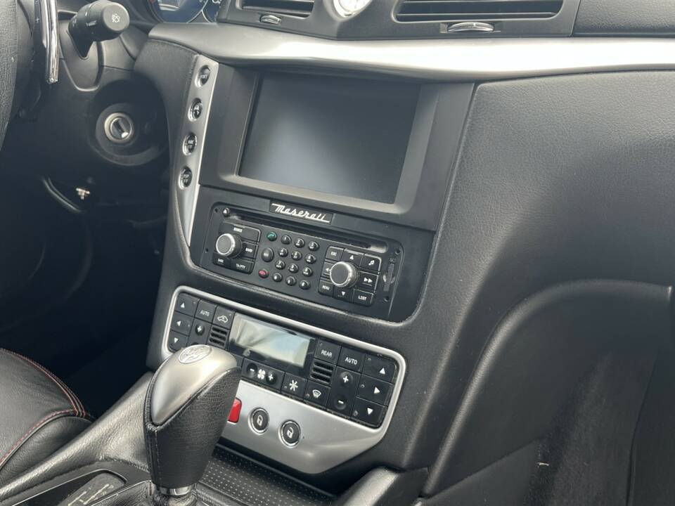 Image 15/42 de Maserati GranCabrio 4.7 (2010)