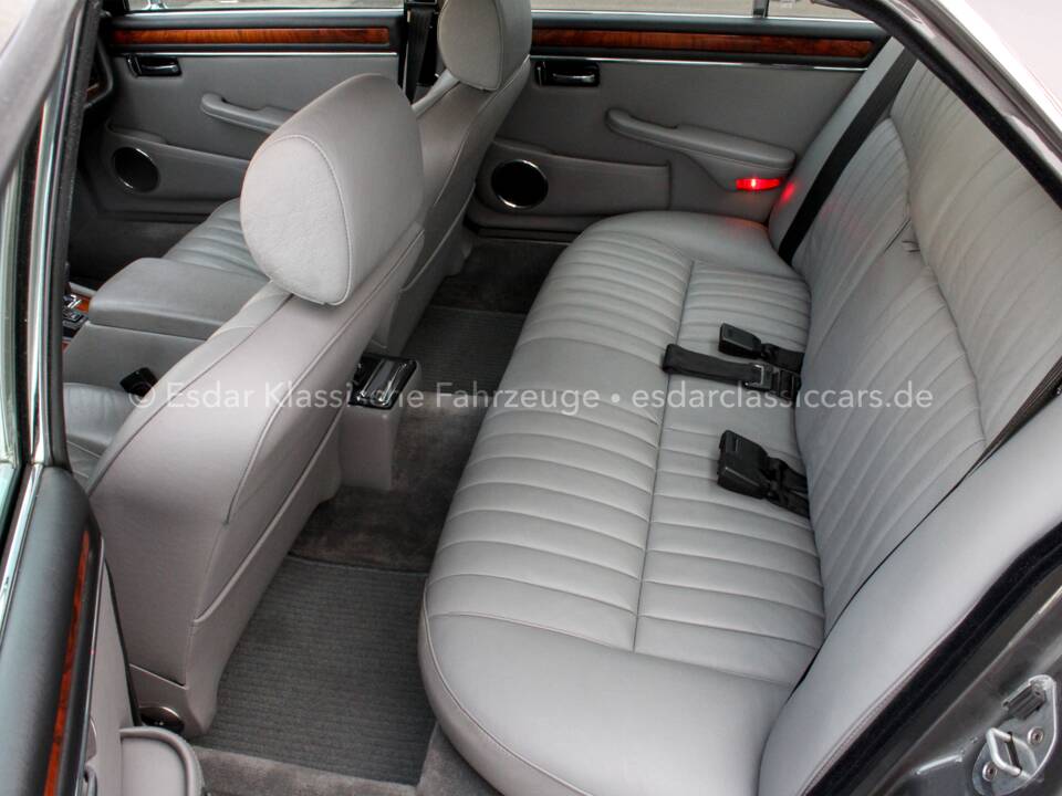 Immagine 18/46 di Jaguar XJ 12 (1986)