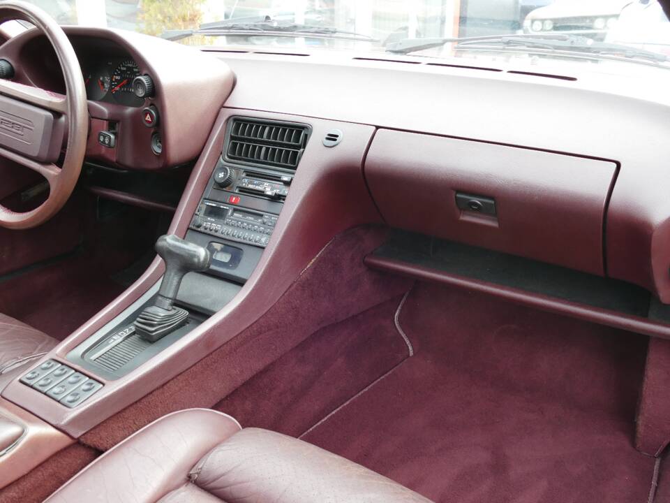 Image 15/18 of Porsche 928 S (1982)