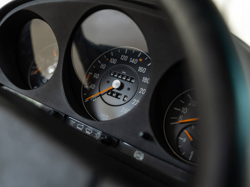 Image 15/40 of Mercedes-Benz 300 SL (1987)