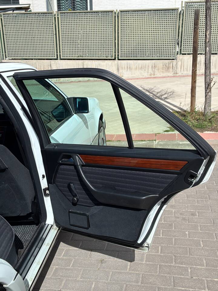 Immagine 9/33 di Mercedes-Benz 230 E (1992)