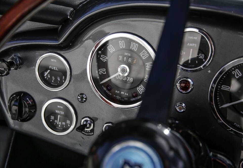 Image 17/30 de Aston Martin DB 6 Volante (1967)