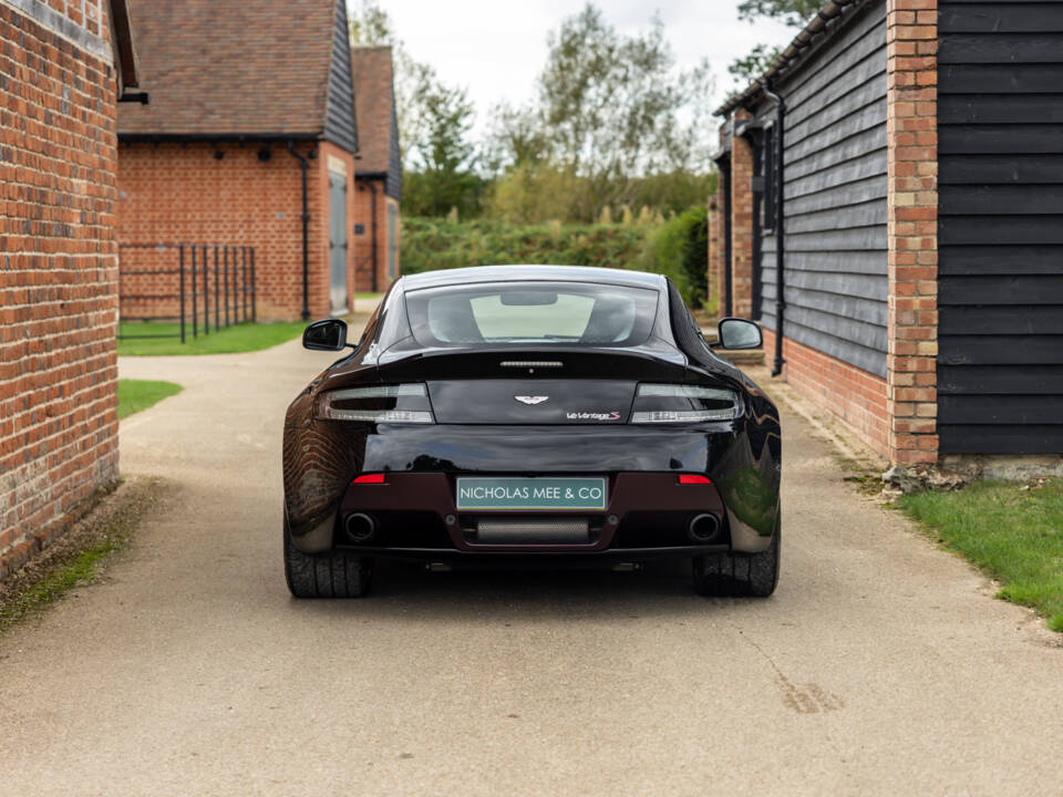 Image 26/69 of Aston Martin V12 Vantage S (2017)