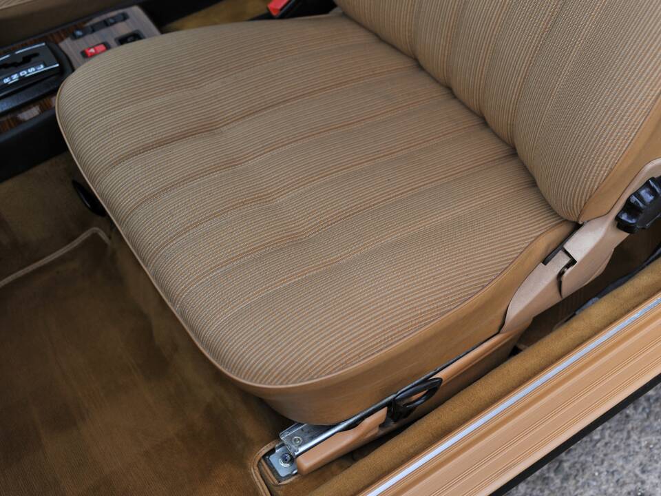 Image 20/33 of Mercedes-Benz 230 CE (1985)