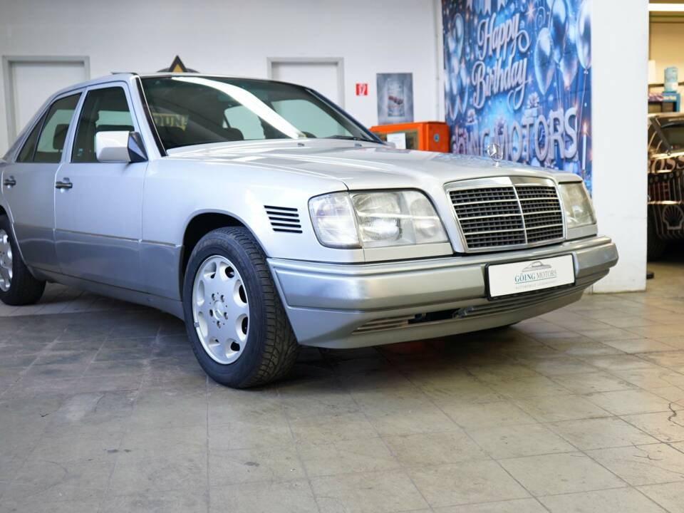 Image 3/33 of Mercedes-Benz E 300 Diesel (1994)
