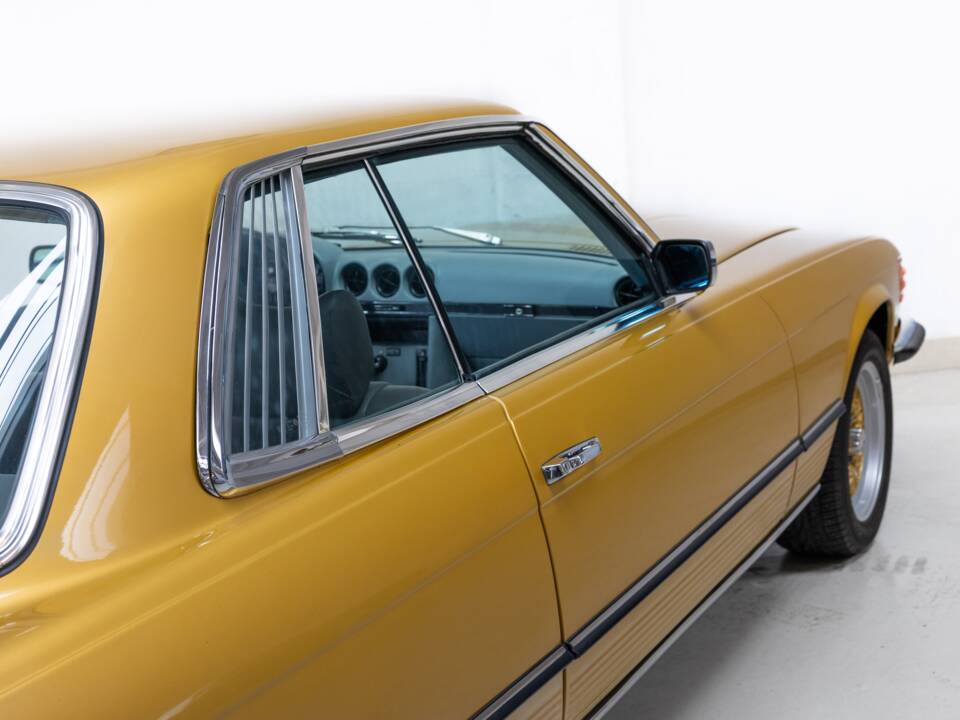 Image 26/32 of Mercedes-Benz 350 SLC (1971)