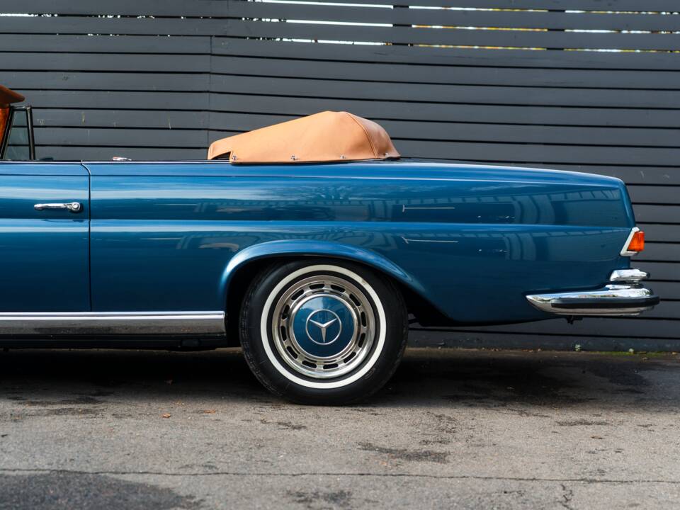 Image 14/57 de Mercedes-Benz 280 SE 3,5 (1971)