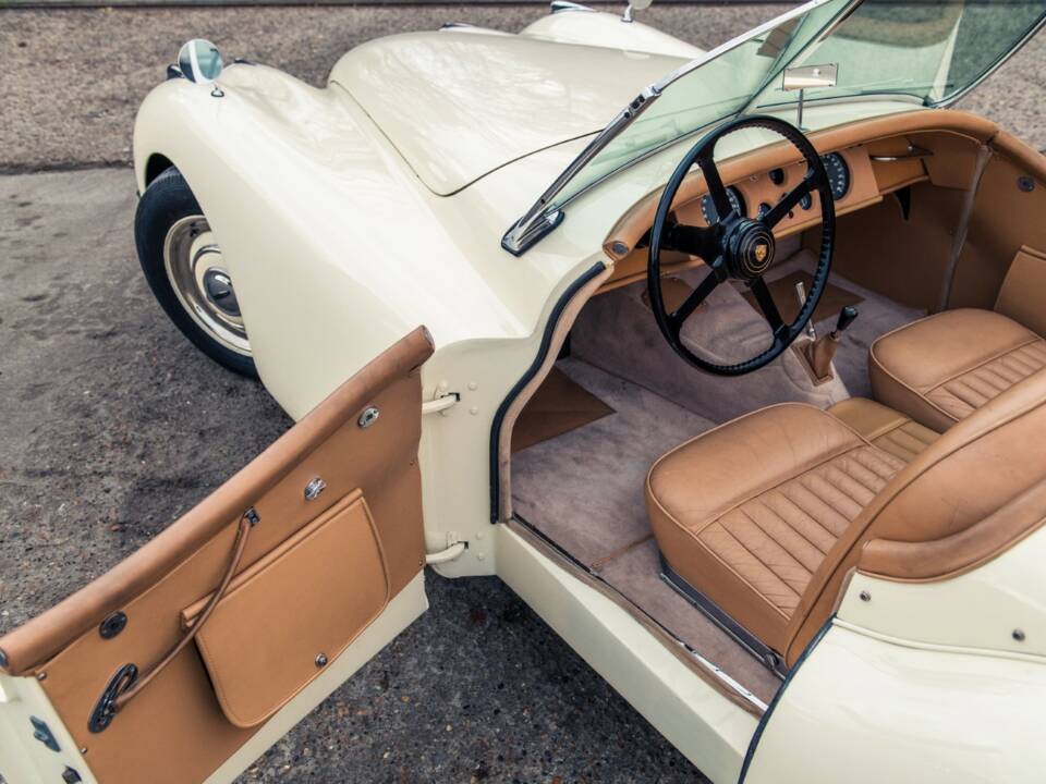 Image 21/45 of Jaguar XK 120 OTS (1950)