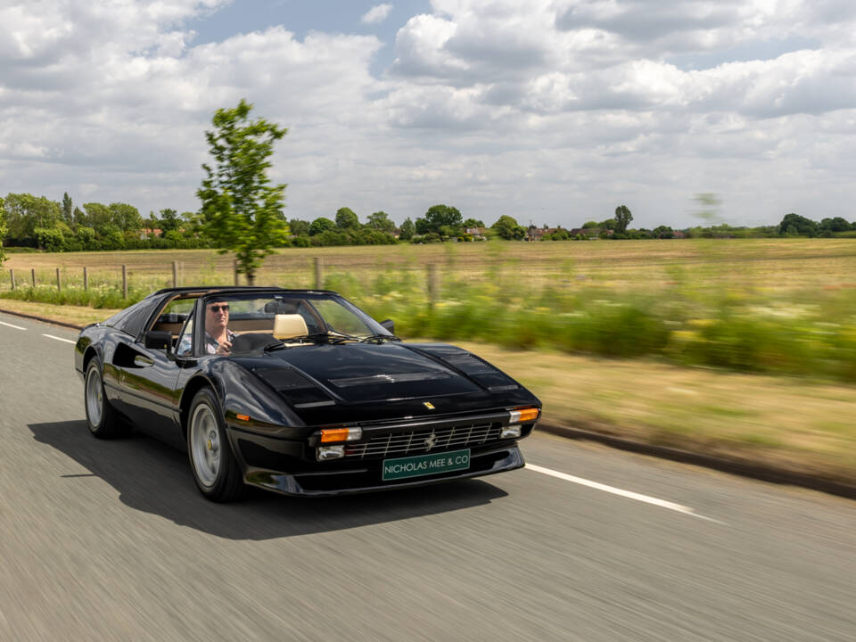 Image 28/80 of Ferrari 308 GTSi Quattrovalvole (1985)