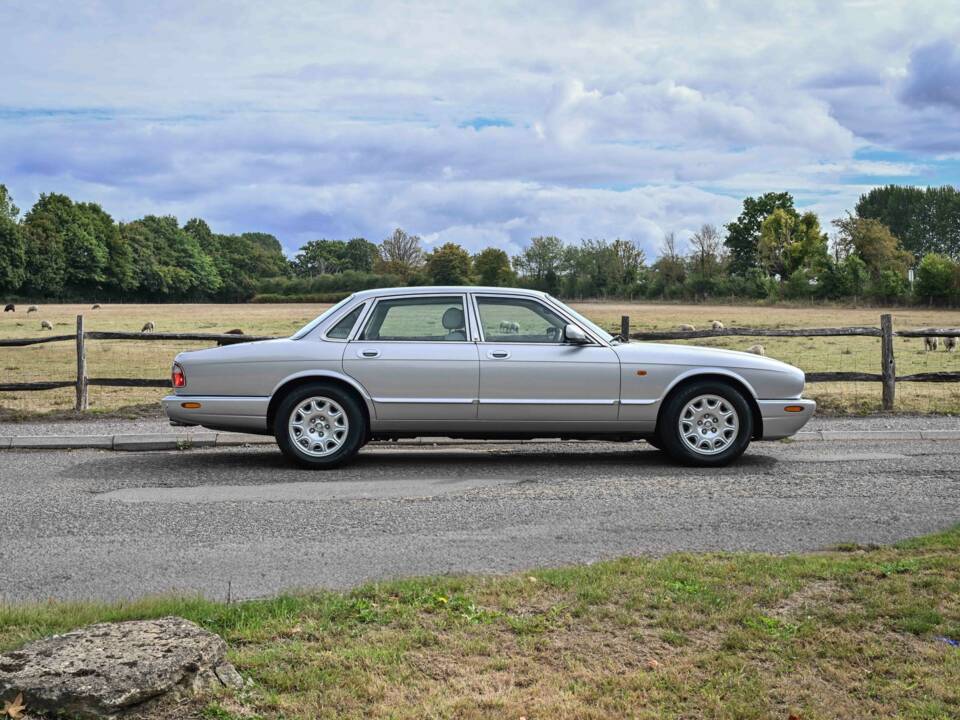 Immagine 10/50 di Jaguar XJ 8 Executive (2002)