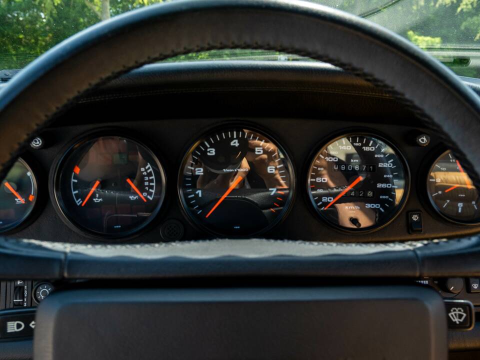 Image 18/35 of Porsche 911 Carrera 2 (1990)