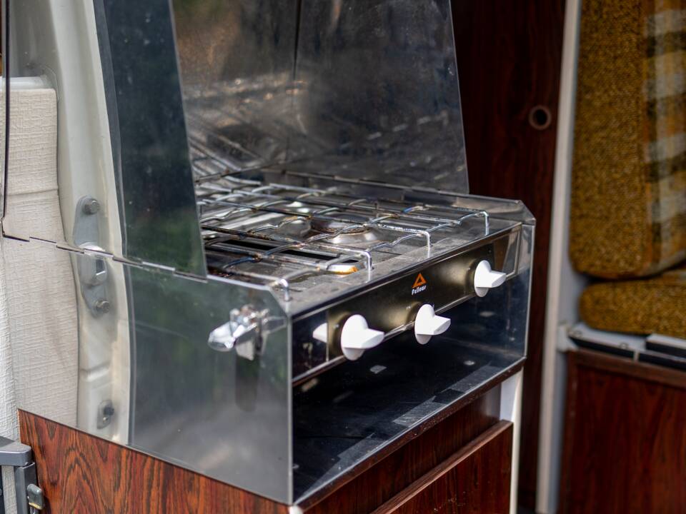 Image 27/47 of Volkswagen T2b Camper (1977)