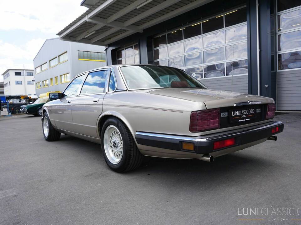Image 6/61 de Jaguar Sovereign 3.6 (1987)