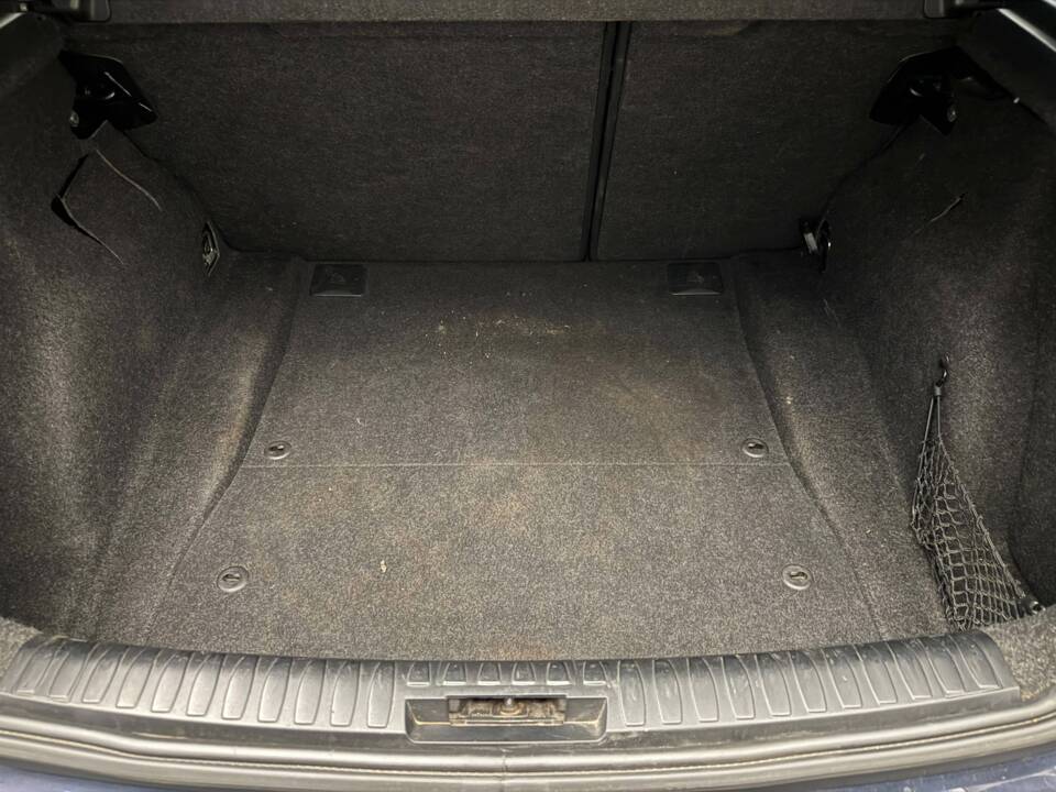 Image 16/18 of BMW 118i (2008)