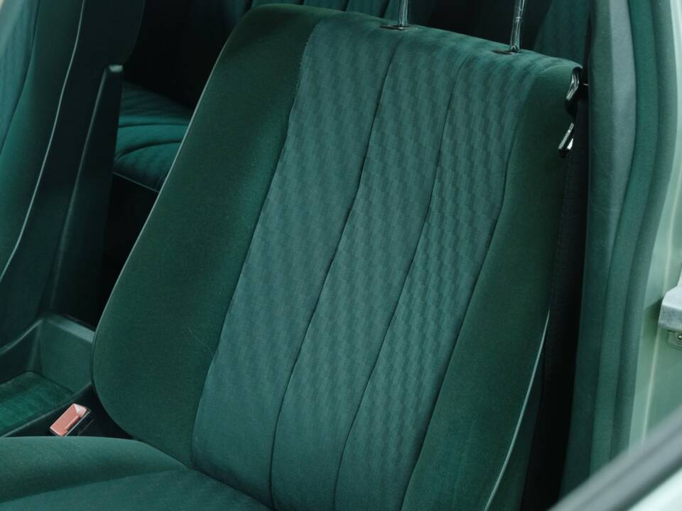 Bild 33/50 von Mercedes-Benz 300 SE (1986)