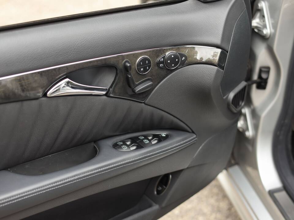 Image 20/72 of Mercedes-Benz E 55 AMG (2002)