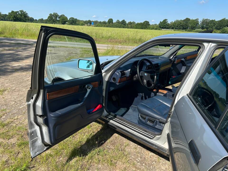 Image 17/33 de BMW 735i (1990)