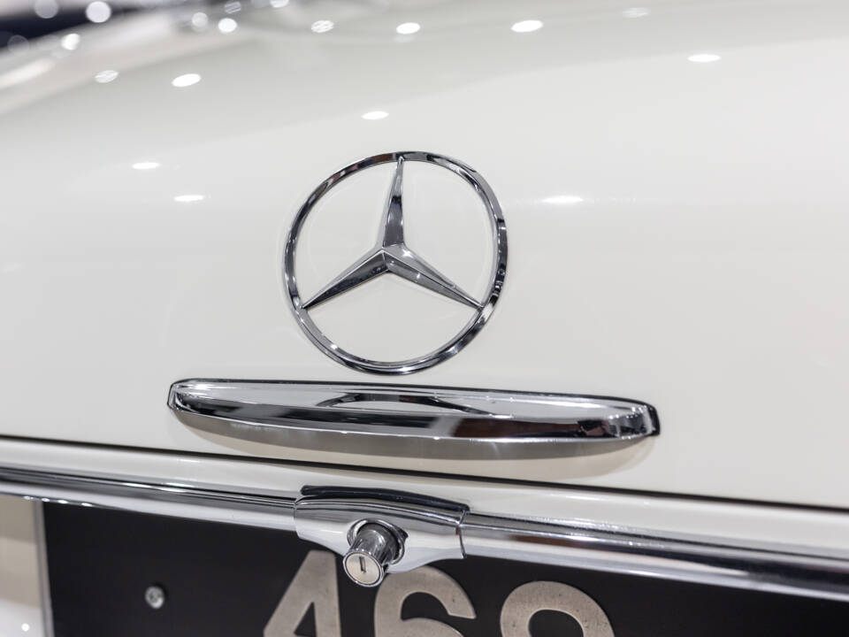 Image 23/74 of Mercedes-Benz 280 SL (1969)