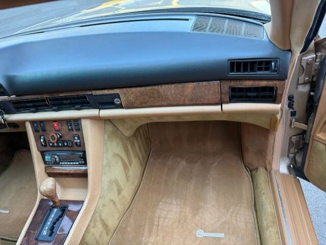 Image 15/22 of Mercedes-Benz 500 SEC (1984)