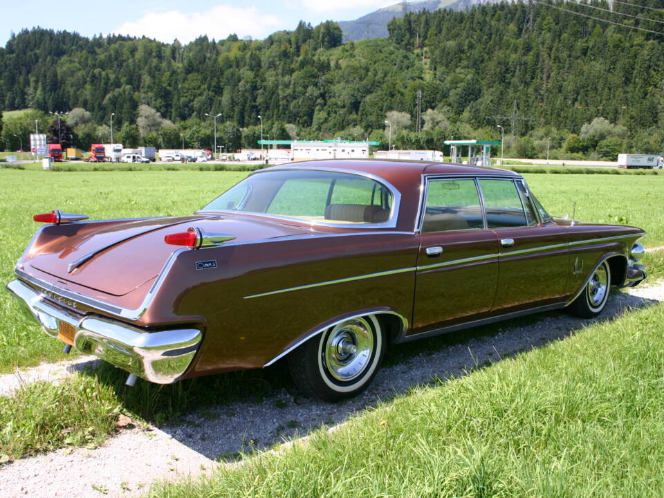 Image 5/20 of Imperial Crown Sedan (1962)