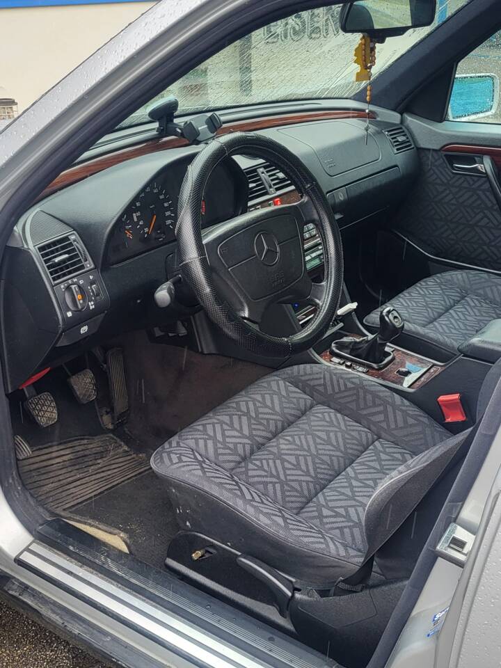Image 5/5 of Mercedes-Benz C 250 Diesel (1995)