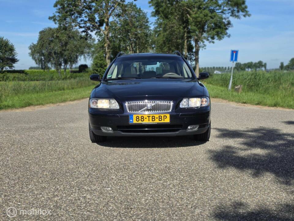 Image 11/39 of Volvo V 70 2.4 (2006)