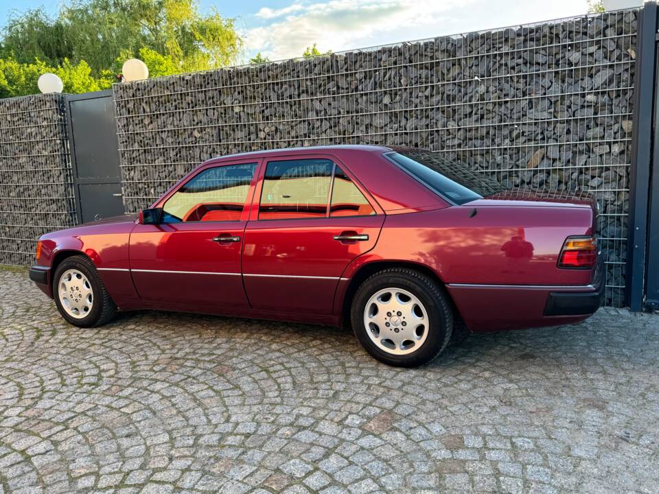 Immagine 4/75 di Mercedes-Benz 230 E (1992)