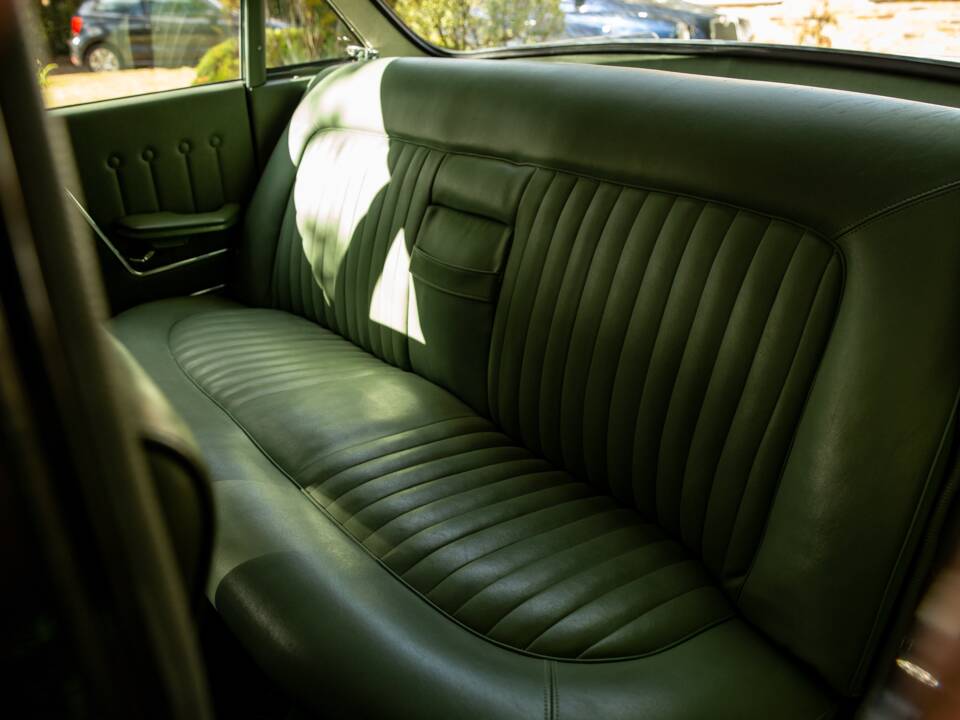 Image 22/44 of Ford Zodiac MkIII (1964)