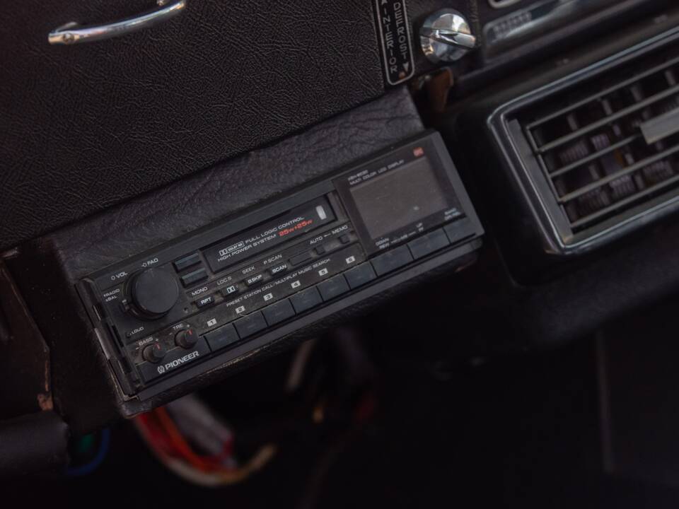Image 43/50 de Jaguar Type E V12 (2+2) (1973)