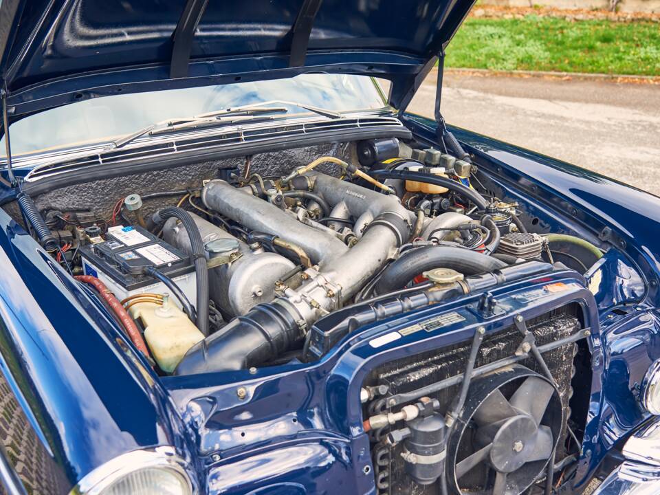 Image 13/38 of Mercedes-Benz 300 SEL 6.3 (1970)
