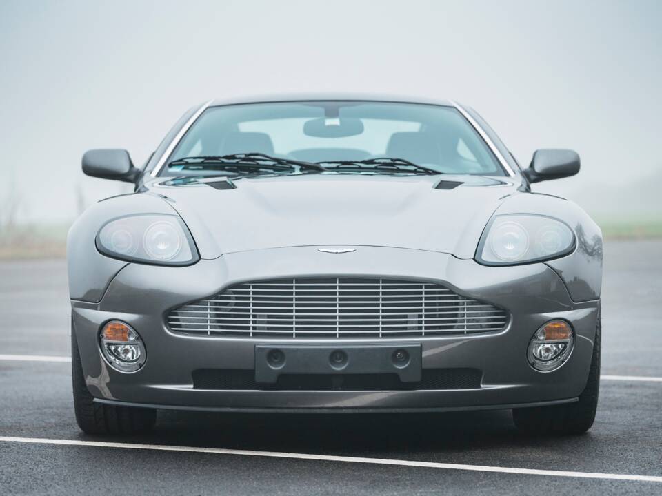 Image 3/23 of Aston Martin V12 Vanquish (2003)
