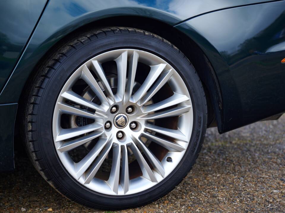Image 32/50 of Jaguar XJ 5.0 (2010)