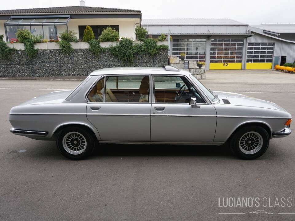 Image 15/76 de BMW 3,3 L (1975)